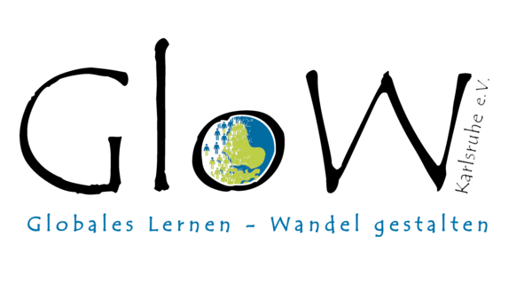 Logo des GloW Karlsruhe e.V.: Der Schriftzug GloW steht in großen Buchstaben darauf; das o ist gefüllt mit grün-blauen Menschen un einer angedeuteten Weltkarte/-kugel; unter dem großen Schriftzug steht kleiner in blauer Schrift: Globales Lernen - Wandel gestalten